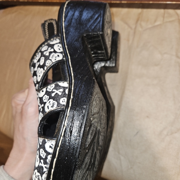 BOC Born Concept Scull & Crossbones slingback clogs, adjustable strap - Picture 3 of 7